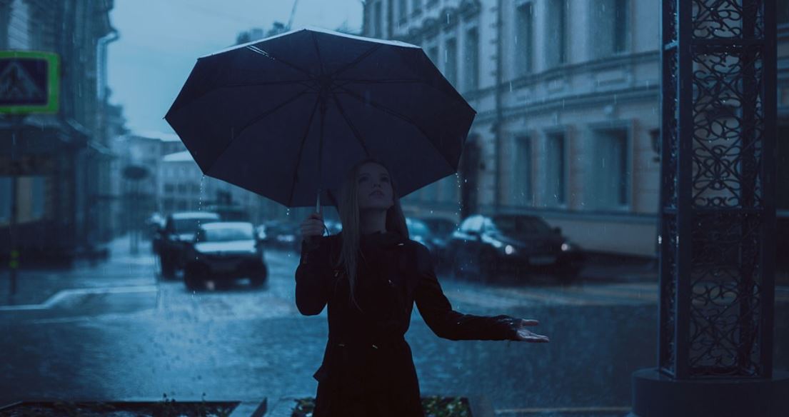 žena s deštníkem
