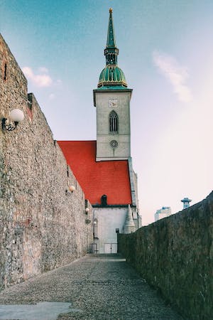 Kostel a hradby 